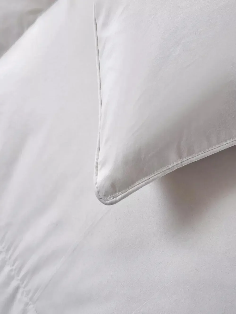Serta White Goose Feather & Down Fiber Light Warmth Comforter, Full/Queen